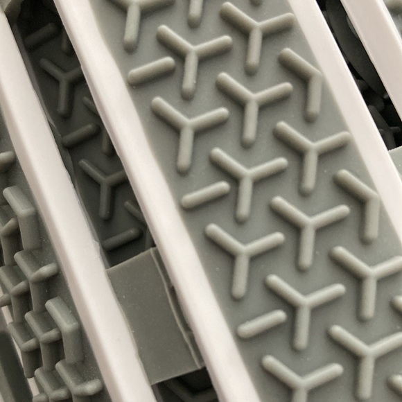 Standing slatted Bath Mat in grey non slip surface raised ridges & suction cups - Picture 4 of 4